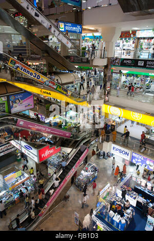 Intérieur du Pantip plaza IT et centre commercial d'électronique, Ratchatewi, Bangkok, Thaïlande Banque D'Images