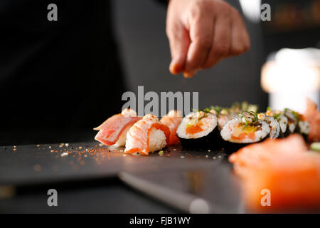 Former des sushis. Les étapes de création du saumon cru avec sushi. Maître Sushi restaurant japonais Sushi dans la préparation . Banque D'Images