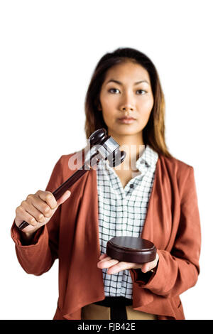 Businesswoman claque une loi sur le marteau marteau Banque D'Images