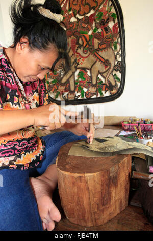 Une femme thaïlandaise qui fait de la marionnette Nang Yai traditionnelle à l'ombre du buffle se cache à Nakhon Thammarat, dans le sud de la Thaïlande Banque D'Images