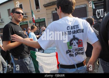 Milan (Italie), les extrémistes de droite pour la collecte -Black Heart- inauguration du centre social Banque D'Images