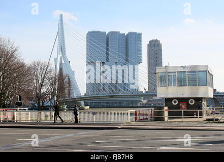Nieuwe Leuvebrug, Rotterdam. Derrière le pont Erasmus. Dans 'De fond' Rotterdam complexe de gratte-ciel (Rem Koolhaas, 2013) Banque D'Images