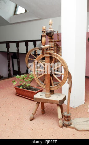 Ancienne roue en bois agréable à l'intérieur d'accueil Banque D'Images