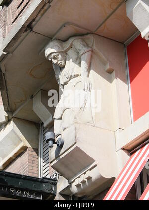 Statue dans un style Art Nouveau sur la façade de l'Hôtel New York de Rotterdam, aux Pays-Bas. Construite entre 1901-1917 Banque D'Images