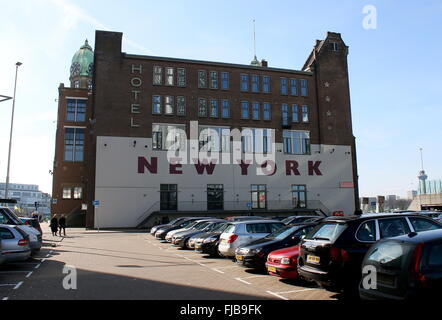 L'arrière et parking de l'Hôtel New York de Rotterdam, aux Pays-Bas. Style Art Nouveau, datant de 1917 Banque D'Images