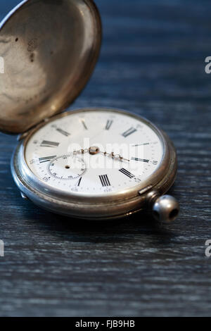 Heure de l'atelier. Montre de poche en argent antique inopérant Banque D'Images