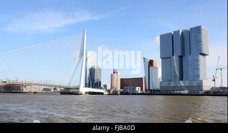 E 'Rotterdam' complexe de gratte-ciel (Rem Koolhaas, 2013) à Rotterdam, Pays-Bas. Voie Nouvelle Meuse, à gauche le pont Erasmus Banque D'Images