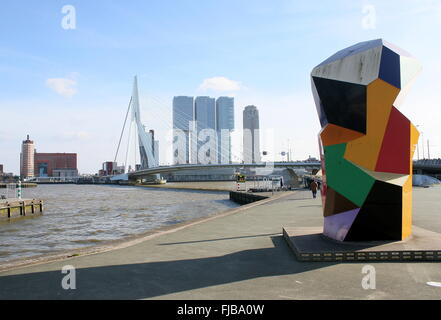 Statue de Marathon (2001), Henk Visch à Boompjes / Leuvehaven, en arrière-plan le pont Erasmus Rotterdam' et 'De bâtiment (2013) Banque D'Images