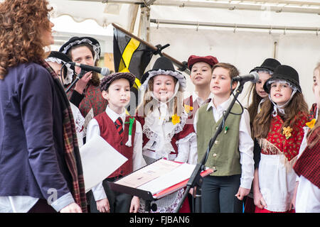 Carmarthen, pays de Galles, Royaume-Uni. 1st mars 2016. Carmarthen, pays de Galles, Royaume-Uni. 1st mars 2016. Garçon,garçons,fille,filles,enfant,enfants,élèves,étudiants, de l'école Nantgaredig en costume national du pays de Galles chantant des chansons en gallois à Guildhall Square, Carmarthenshire, pays de Galles, Royaume-Uni crédit: Paul Quayle/Alay Live News Banque D'Images