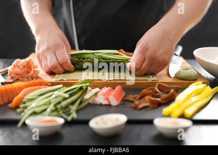 Les étapes de création des sushis. Sushi de pliage. La préparation des sushis. Bambou, la préparation des sushis. Cours de sushi. Banque D'Images