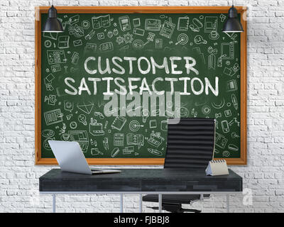 Tableau sur le mur du bureau avec la Satisfaction Client Concept. Banque D'Images