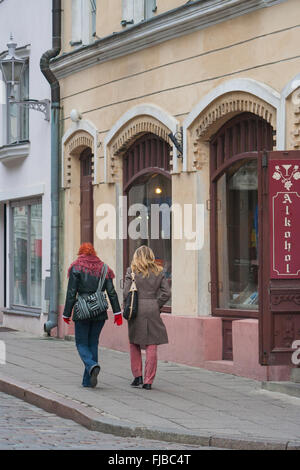 Les jeunes femmes marchant dans la rue Kullassepa dans la vieille ville, Tallinn, Estonie Banque D'Images