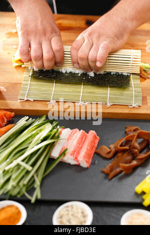 Les étapes de création des sushis. Sushi de pliage. La préparation des sushis. Bambou, la préparation des sushis. Cours de sushi. Banque D'Images