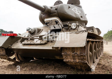 La guerre et la paix, l'Angleterre. Seconde guerre mondiale char russe T-34 tank. /Low angle view avec l'écoutille est ouverte avant conducteur. Banque D'Images