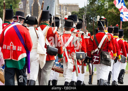 Guerres napoléoniennes re-enactment. Redcoats britannique, 1er régiment, Grenadier Guards, marchant loin dans la colonne. Close up. Banque D'Images