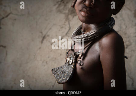 Une jeune fille Himba affiche ses ornements traditionnels. Banque D'Images