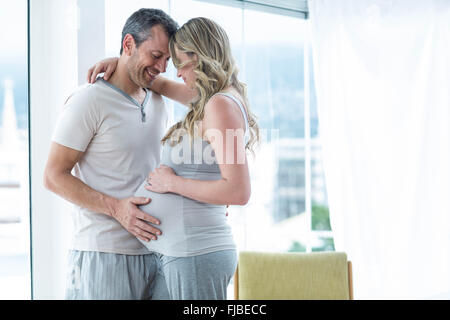 Man holding pregnant womans estomac Banque D'Images