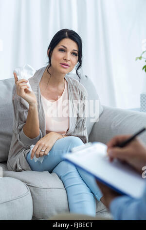 Doctor writing on clipboard, bien que conseils femme enceinte Banque D'Images