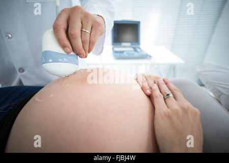 Femme enceinte recevant un traitement par ultrasons Banque D'Images