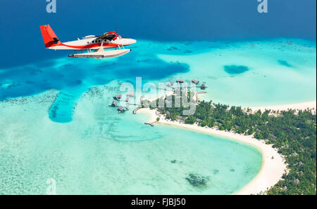 Hydravion volant au-dessus des îles Maldives Banque D'Images