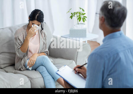 Doctor writing on clipboard, bien que conseils femme enceinte Banque D'Images