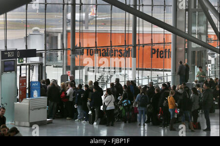 Cologne, Allemagne. 1er mars 2016. Les voyageurs en attente de conseil dans le domaine de la sécurité de l'aérogare 2 à l'aéroport de Cologne-Bonn à Cologne, Allemagne, 1 mars 2016. Une jeune femme contourné un contrôle de sécurité à l'aéroport de Cologne-Bonn entraînant une évacuation de la zone des départs du Terminal 2. Autour de 1000 voyageurs ont été affectés mardi. PHOTO : OLIVER BERG/DPA/Alamy Live News Banque D'Images