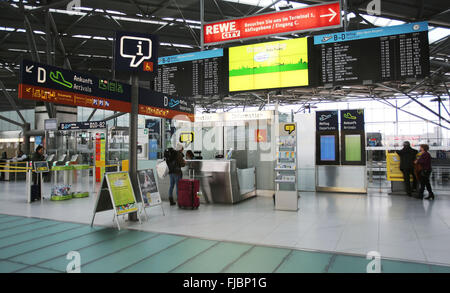 Cologne, Allemagne. 1er mars 2016. L'entrée de la zone de sécurité du Terminal 2 de l'aéroport de Cologne-Bonn à Cologne, Allemagne, 1 mars 2016. Une jeune femme contourné un contrôle de sécurité à l'aéroport de Cologne-Bonn entraînant une évacuation de la zone des départs du Terminal 2. Autour de 1000 voyageurs ont été affectés mardi. PHOTO : OLIVER BERG/DPA/Alamy Live News Banque D'Images