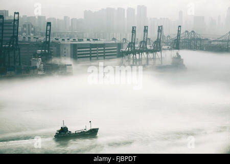 Hong Kong port du fret dans la brume Banque D'Images