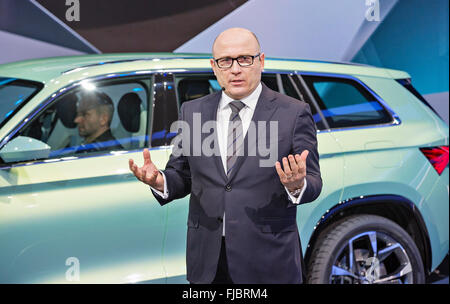 Genève, Suisse. 06Th Mar, 2016. Skoda Auto CHEF Bernhard Maier présente concept de gros SUV Skoda VisionS au cours de la 86e International Motor Show de Genève, le mardi 1er mars 2016. Credit : Josef Horazny/CTK Photo/Alamy Live News Banque D'Images