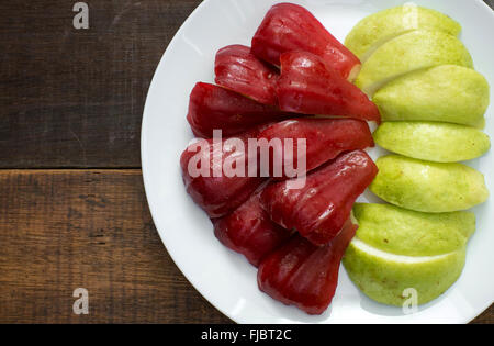 Tranche de goyave et table en bois de rose sur apple Banque D'Images