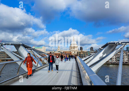 Vue sur Millennium Bridge et la Tamise en direction de St Paul's Cathedral, London, England, UK Banque D'Images