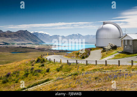 Observatoire de l'Université Mont John, le Lac Tekapo turquoise derrière, Tekapo Highlands, Tekapo, Murchison, région de Canterbury Banque D'Images
