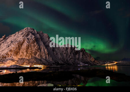 Aurore boréale sur Svolvaer Lofoten, Norvège Banque D'Images