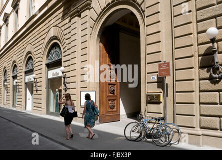 L'entrée de Palazzo Corsi (ex Tornabuoni) dans la rue Tornabuoni, Florence, Italie Banque D'Images