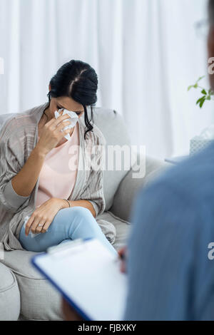 Doctor writing on clipboard, bien que conseils femme enceinte Banque D'Images