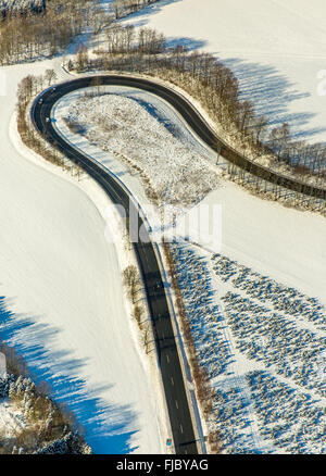 Épingle à Dorfstraße 4, courbe dangereuse en hiver avec la neige, Olsberg, Rhénanie-Palatinat, Hesse, Allemagne Banque D'Images