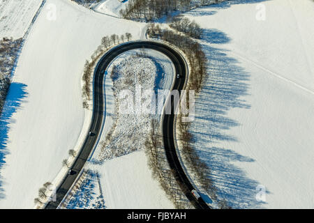 Épingle à Dorfstraße 4, courbe dangereuse en hiver avec la neige, Olsberg, Rhénanie-Palatinat, Hesse, Allemagne Banque D'Images