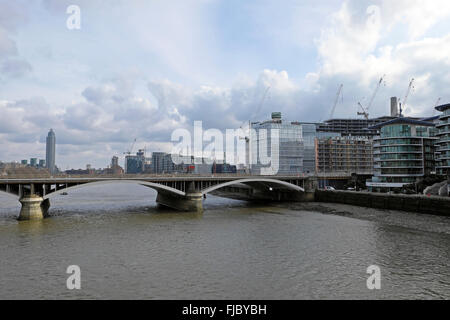 Tamise, Victoria Railway Bridge, St George's Tower & new riverside appartements en construction en 2016 Londres Royaume-uni KATHY DEWITT Banque D'Images