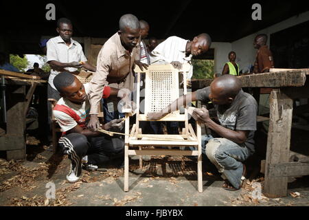 Les apprentis travaillant sur une chaise, la menuiserie et l'atelier de menuiserie, Matamba-Solo, province de Bandundu, République du Congo Banque D'Images