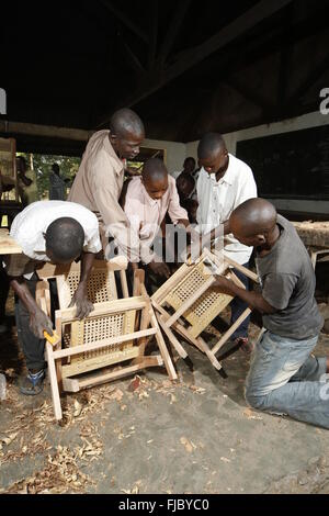 Les apprentis travaillant sur une chaise, la menuiserie et l'atelier de menuiserie, Matamba-Solo, province de Bandundu, République du Congo Banque D'Images