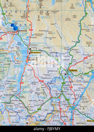 Carte routière de la région des lacs montrant le lac Windermere et avec une carte indiquant la position de l'axe d'Ambleside. Banque D'Images