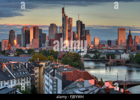 Pont Alte Brücke en face du quartier financier de la ville, à l'aube, TaunusTurm, Tour 185, Commerzbank, Messeturm Banque D'Images