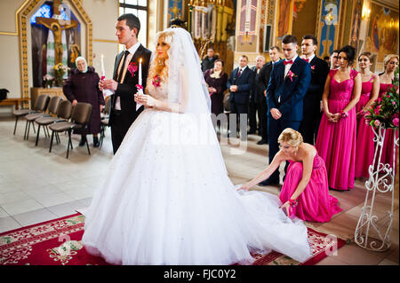 Les garçons et les dames d'honneur élégant avec couple de mariés à l'église Banque D'Images