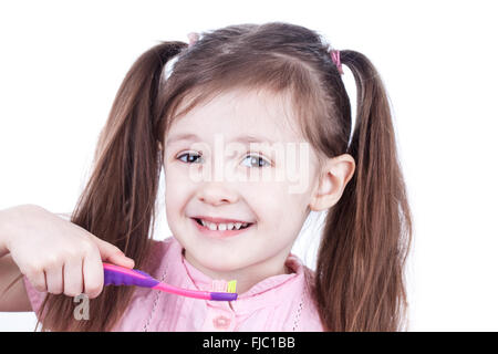 Brosse à dents pour enfants avec des dents cariées sur fond blanc Banque D'Images