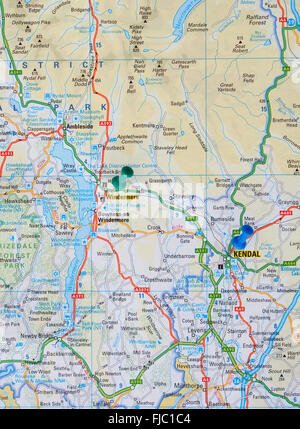 Carte routière de la région des lacs montrant le lac Windermere avec site broches dans les villes de Windermere et Kendal. Banque D'Images