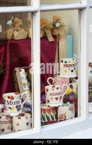 Mamans de jour de mères mugs dans une vitrine. Chipping Norton, Oxfordshire, Angleterre Banque D'Images