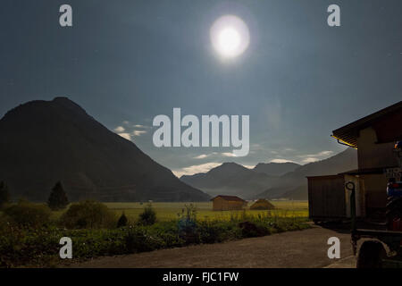 Tal Nähe im Mondlicht Zugspitze, Tirol, Österreich | Valley près de Zugspitze, lumière de lune, Tirol, Autriche Banque D'Images