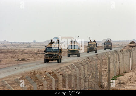 Le Welsh Guards battel group on il tour de service en Irak 2004. Ils ont été posté, juste à la sortie al Arhmar dans le sud de l'Iraq. et il comprenait l'élimination nomenclature trouve l'arme et des patrouilles de sécurité.Ils étaient là 2004/2005 op telic 5. Banque D'Images