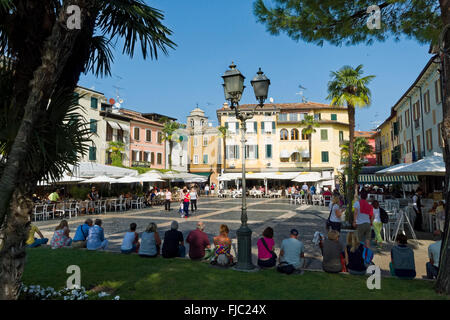 Gisose Piazza Carducci, Sirmione, Gardasee, Lombardie, Italie | Via Giosue Carducci, Sirmione, Lac de Garde, Lombardie, Italie Banque D'Images