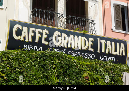 Café sur la Piazza Giosue Carducci, Sirmione, Lac de Garde, Lombardie, Italie Banque D'Images